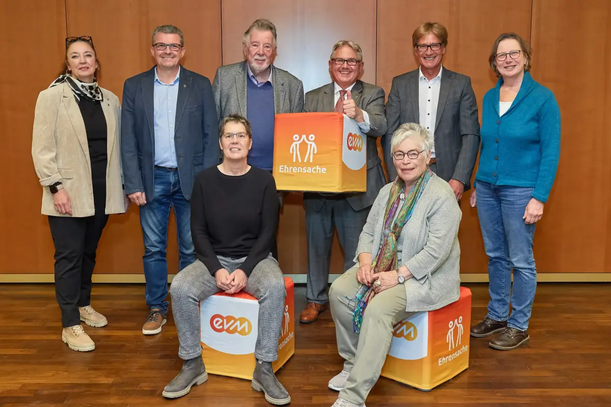 Berthold Nick von der evm übergibt den Spendenbetrag gemeinsam mit Bürgermeister Adolf T. Schneider an die Vertreterinnen und Vertreter. Berthold Nick von der evm übergibt den Spendenbetrag gemeinsam mit Bürgermeister Adolf T. Schneider an die Vertreterinnen und Vertreter.