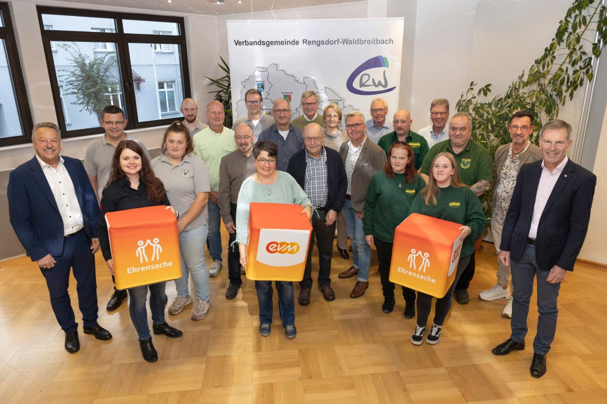 Norbert Rausch von der evm übergibt den Spendenbetrag gemeinsam mit Bürgermeister Hans-Werner Breithausen an die Vertreter und Vertreterinnen der Schützenvereine.