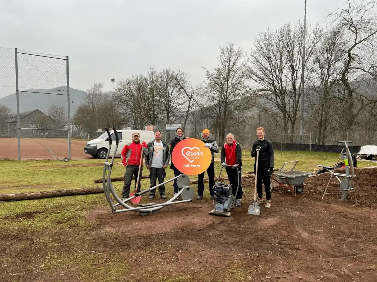 evm mit Herz Niederfell Übergabe Spende evm für den Niederfeller Sportplatz