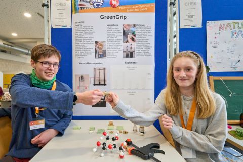 Regionalwettbewerb von „Jugend forscht“ und „Schüler experimentieren“ 2025 Koblenz Luisa Grass und Jakob Balczun entwickelten einen umweltfreundlichen Kleber ganz ohne schädliche Stoffe