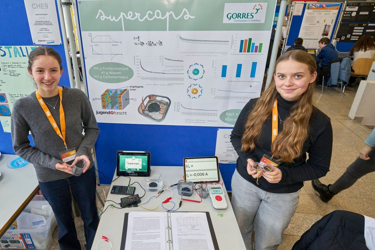 Kari Kläsen und Klara Weiß beschäftigten sich mit Superkondensatoren als Energiespeicher.