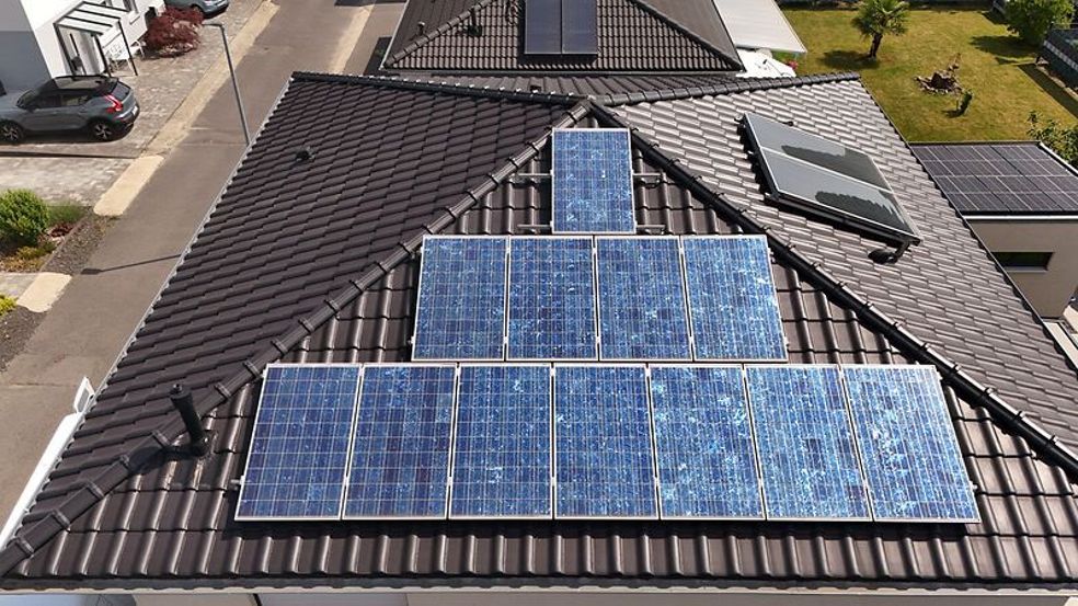 Bereits beim Hausbau setzte Familie Schmitz auf eine Solaranlage zur Eigenstromerzeugung. Vor zwei Jahren folgte der Umstieg auf Elektromobilität. 12 Module der Solaranlage auf dem Dach eines Einfamilienhauses