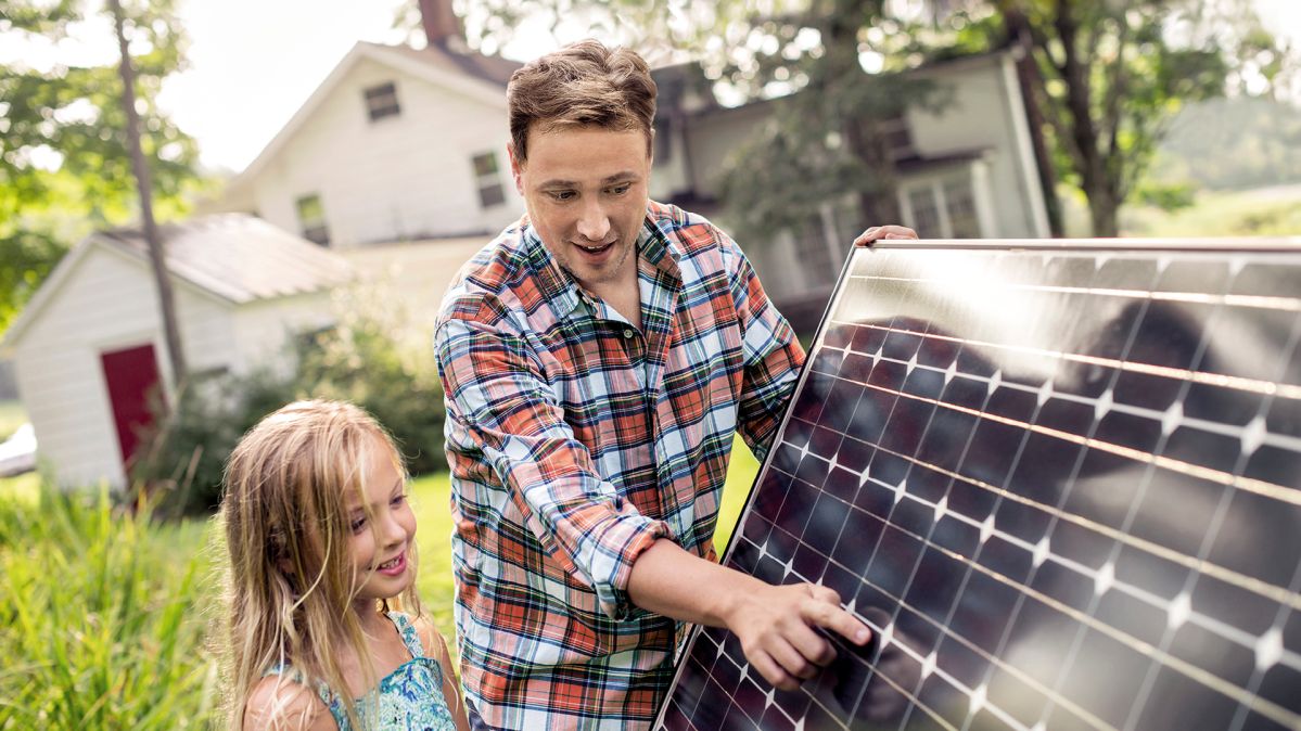 Vater zeigt seiner Tochter eine Solaranlage