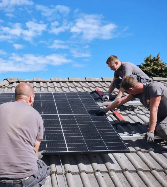 evm Handwerker montieren eine Solaranlage auf ein Dach.