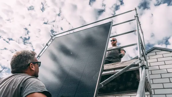Einbau Solaranlage evm Handwerker reicht PV-Panel aufs Dach