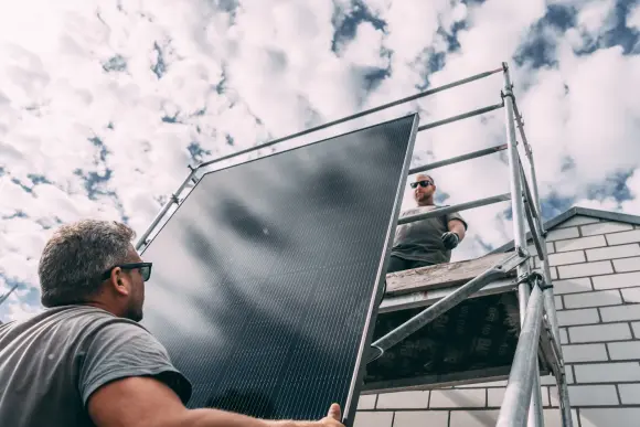 Einbau Solaranlage evm Handwerker reicht PV-Panel aufs Dach
