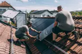 Handwerker installieren PV-Anlage auf Dach