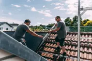 Einbau PV-Anlage evm Installation PV-Module auf einem Dach