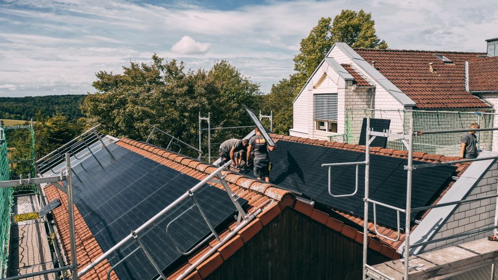Einbau Wärmepumpe und PV Das Dach eines Einfamilienhauses mit einer neuen Solaranlage