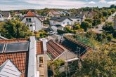 Einbau Wärmepumpe und PV Kunde Suwelack Auf ein Dach wird eine Solaranlage installiert