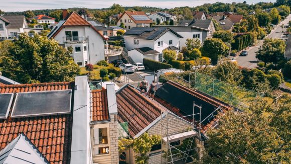 Auf ein Dach wird eine Solaranlage installiert