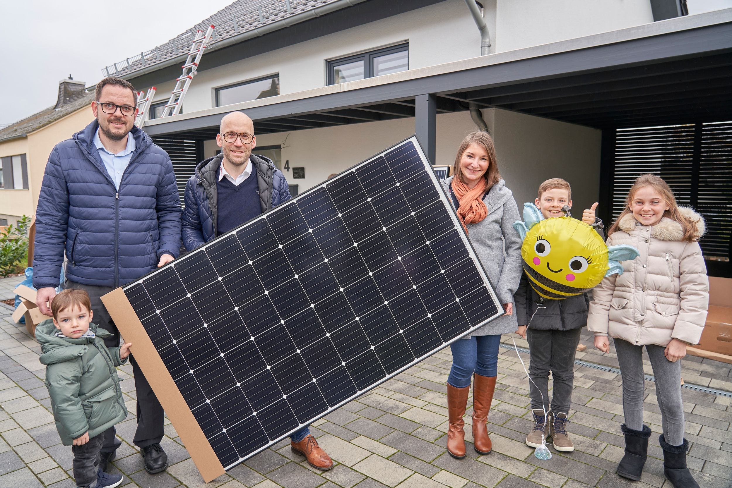 Junge Familie im Westerwald mit Solaranlage Junge Familie im Westerwald mit Solaranlage