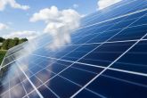 photovoltaic-gf5e01b56d_1920 Eine Nahaufnahme einer PV-Anlage in der sich die Sonne spiegelt.