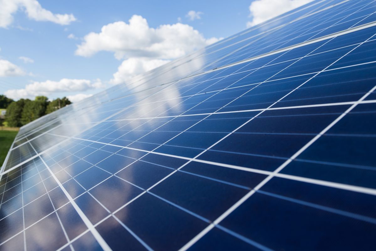 photovoltaic-gf5e01b56d_1920 Eine Nahaufnahme einer PV-Anlage in der sich die Sonne spiegelt.