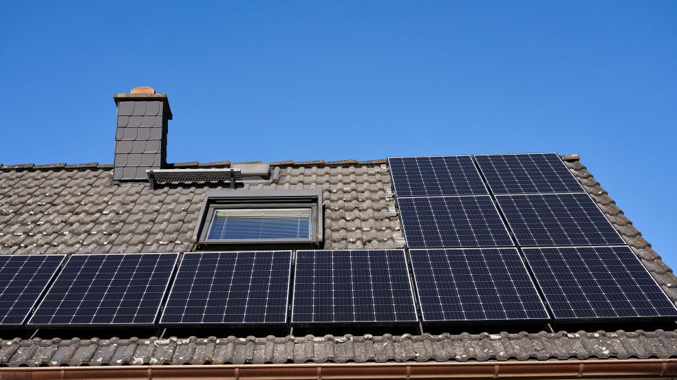 Eine Dach mit Solarpanelen.