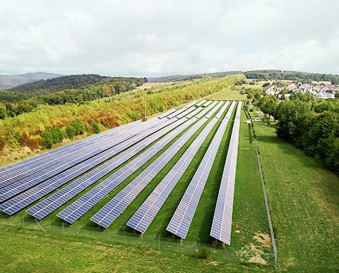 Himmelblick auf einen Solarpark.