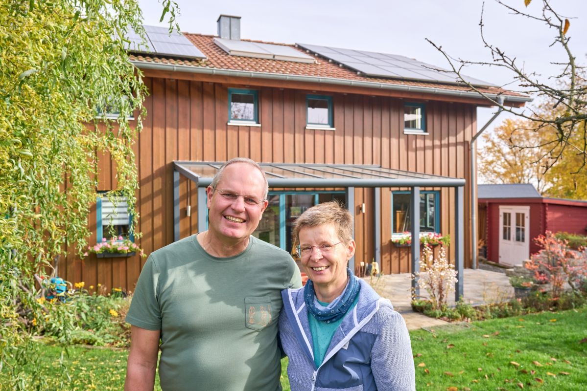Familie Schneider aus Girod vor ihrem Haus mit einer evm Solaranlage auf dem Dach