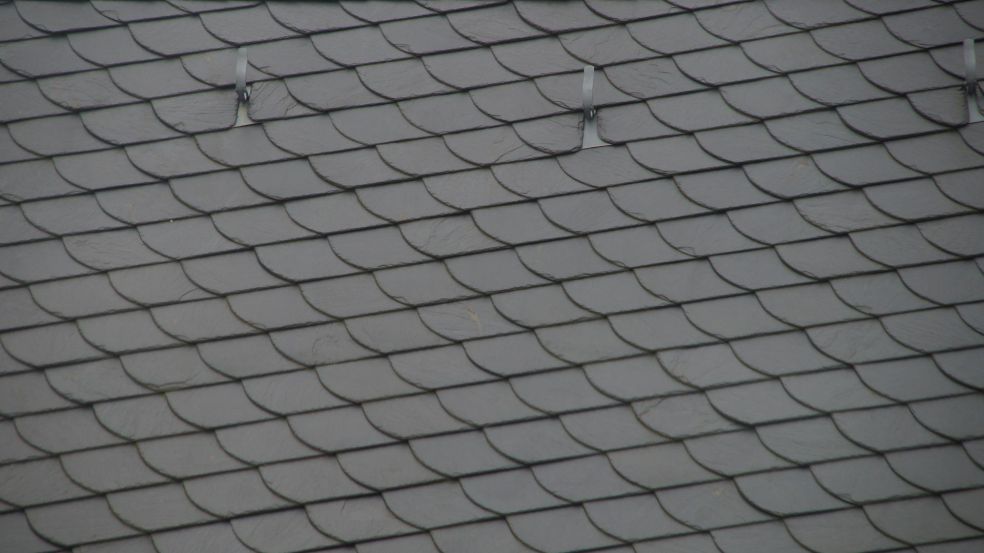 Ein dunkelgraues Schieferdach