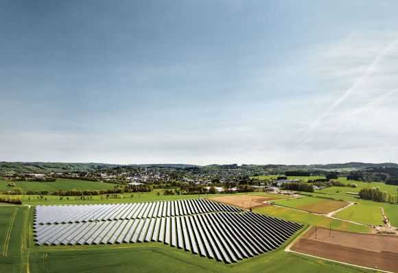 Himmelblick auf einen Solarpark.
