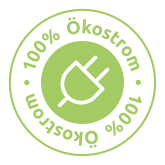 Ein grünes Siegel mit einem Steckersymbol in der Mitte und dem Text „100% Ökostrom“ im Kreis um das Symbol.