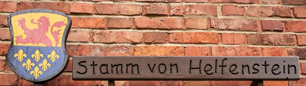 Das Logo des Pfadfinderstammes sowie deren Name auf einem Holzbrett