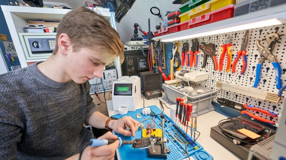 Jugend forscht 2022-Pillendreher JuFo: Arbeiten am Pillendreher mit Lötkolben