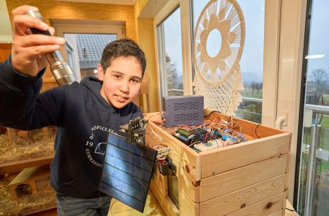 Jugend forscht: Gewinner Matti S. Matti S steht vor seiner Erfindung und schaut in die Kamera