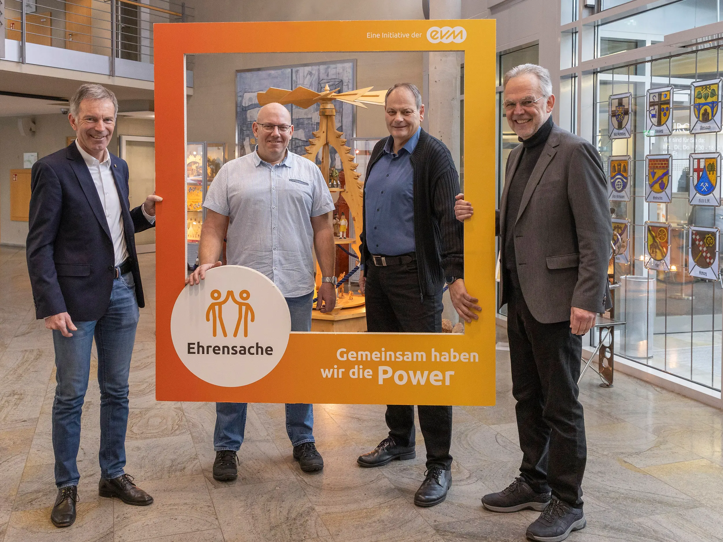 Norbert Rausch von der evm übergibt den Spendenbetrag gemeinsam mit Bürgermeister Andreas Heidrich