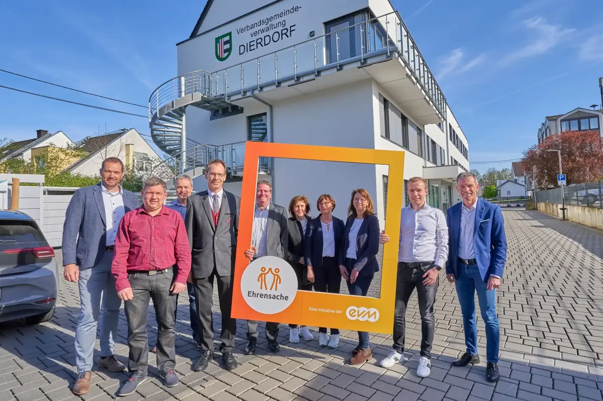 Norbert Rausch von der evm übergibt den Spendenbetrag mit Bürgermeister Manuel Seiler an die Vereine.