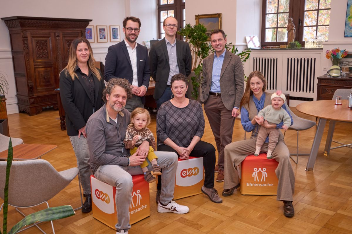 evm Ehrensache Koblenz Gruppe mit sieben Erwachsenen und zwei Kindern im historischen Rathaus Koblenz bei der Spendenübergabe evm Ehrensache