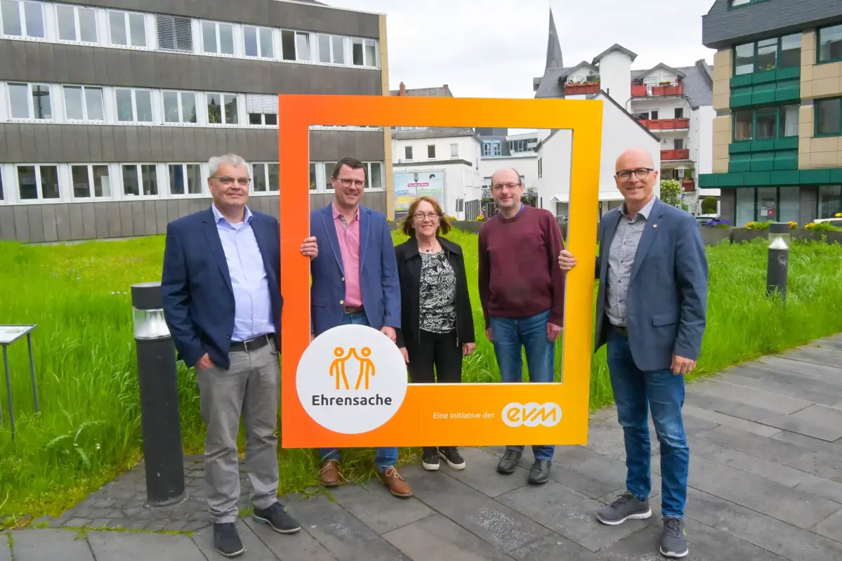 Die evm übergibt den Spendenbetrag evm Ehrensache an den OB Dirk Meid und die Begünstigten