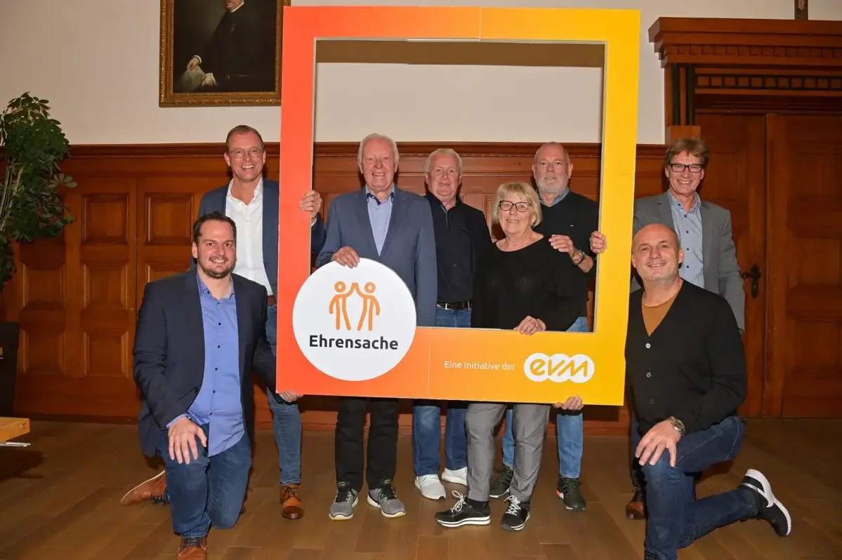 evm übergibt den Spendenbetrag evm Ehrensache in der VG Mendig