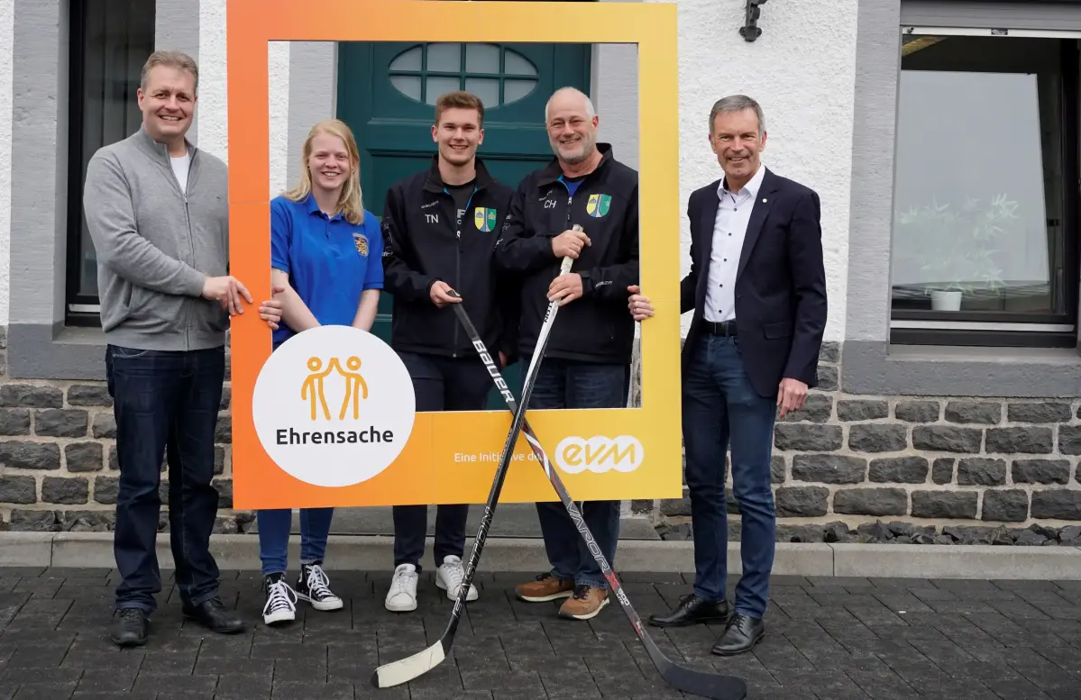 evm Ehrensache Rennerod Norbert Rausch (evm) übergibt den Spendenbetrag mit Bürgermeister Gerrit Müller an die Vereine.