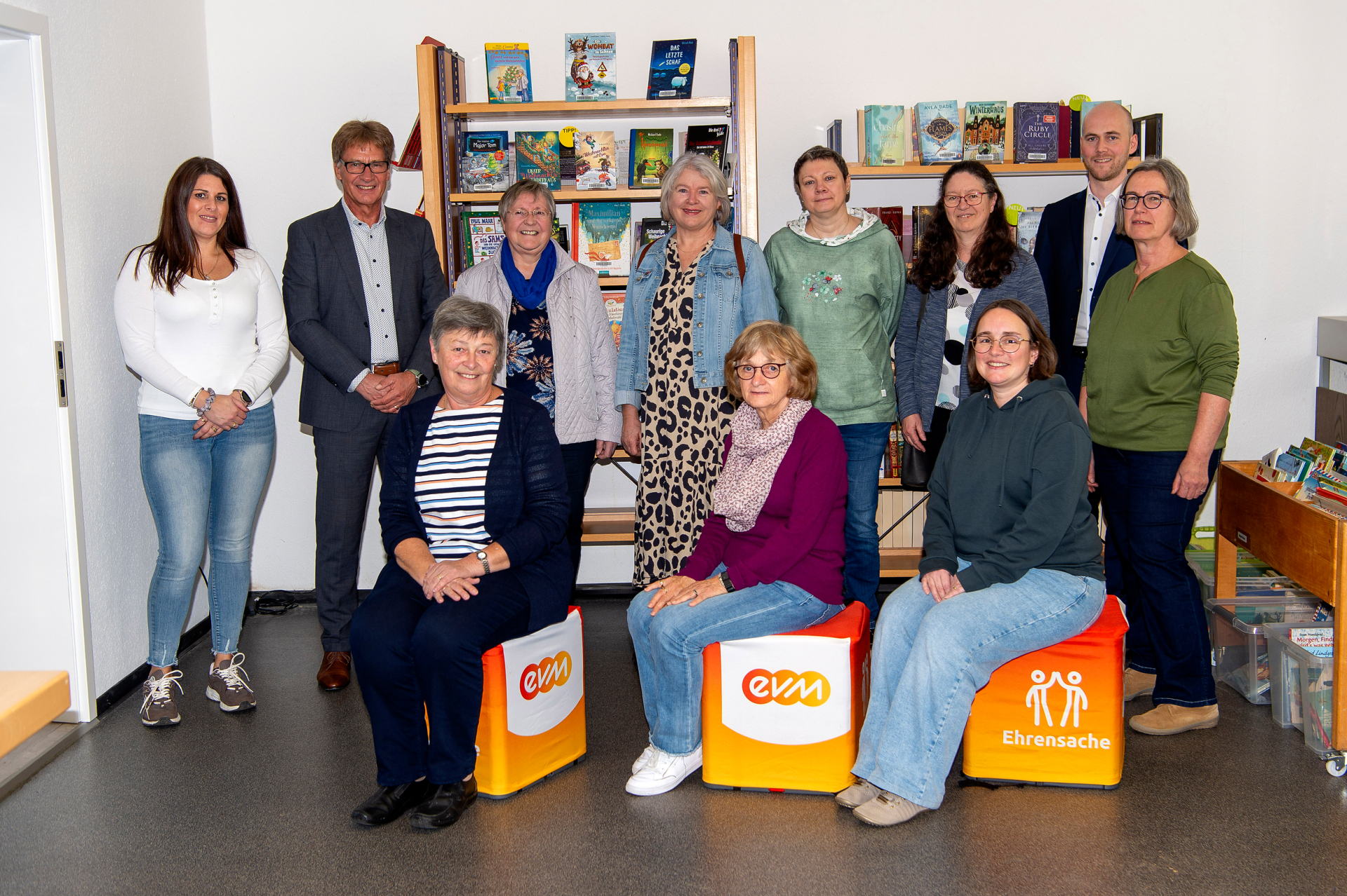 Berthold Nick von der evm übergibt den Spendenbetrag gemeinsam mit Bürgermeister Thomas Scheppe an die Vertreter und Vertreterinnen der Büchereien.