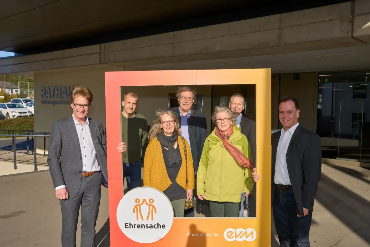 evm Ehrensache Pellenz Übergabe Spende der evm an die Initiative Fremde werden Freunde