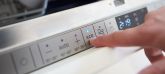 Eine nicht sichtbare Person zeigt auf den "eco" Schalter einer Waschmachine