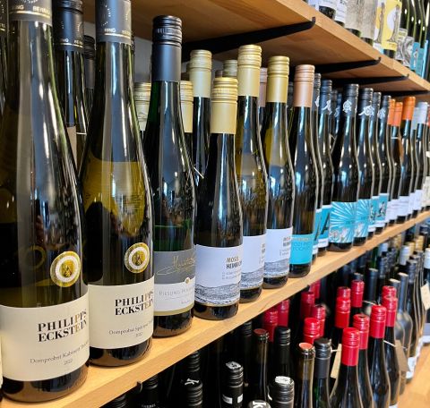 Ein Regal voller Weine