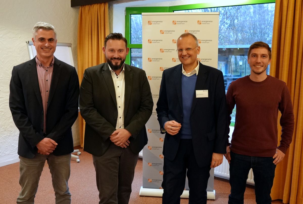 Wasserstoff-Infoveranstaltung 30.11.2023 Vier Männer stehen vor einem Roll-Up