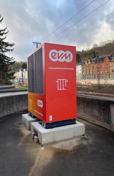 Wärmepumpe Außen aufgestellte Wärmepumpe der evm für die Wärmeversorgung im Contracting-Modell.