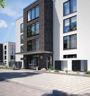 Moderne Wohnanlage mit mehreren Wärmepumpen zur zentralen Wärmeversorgung.
