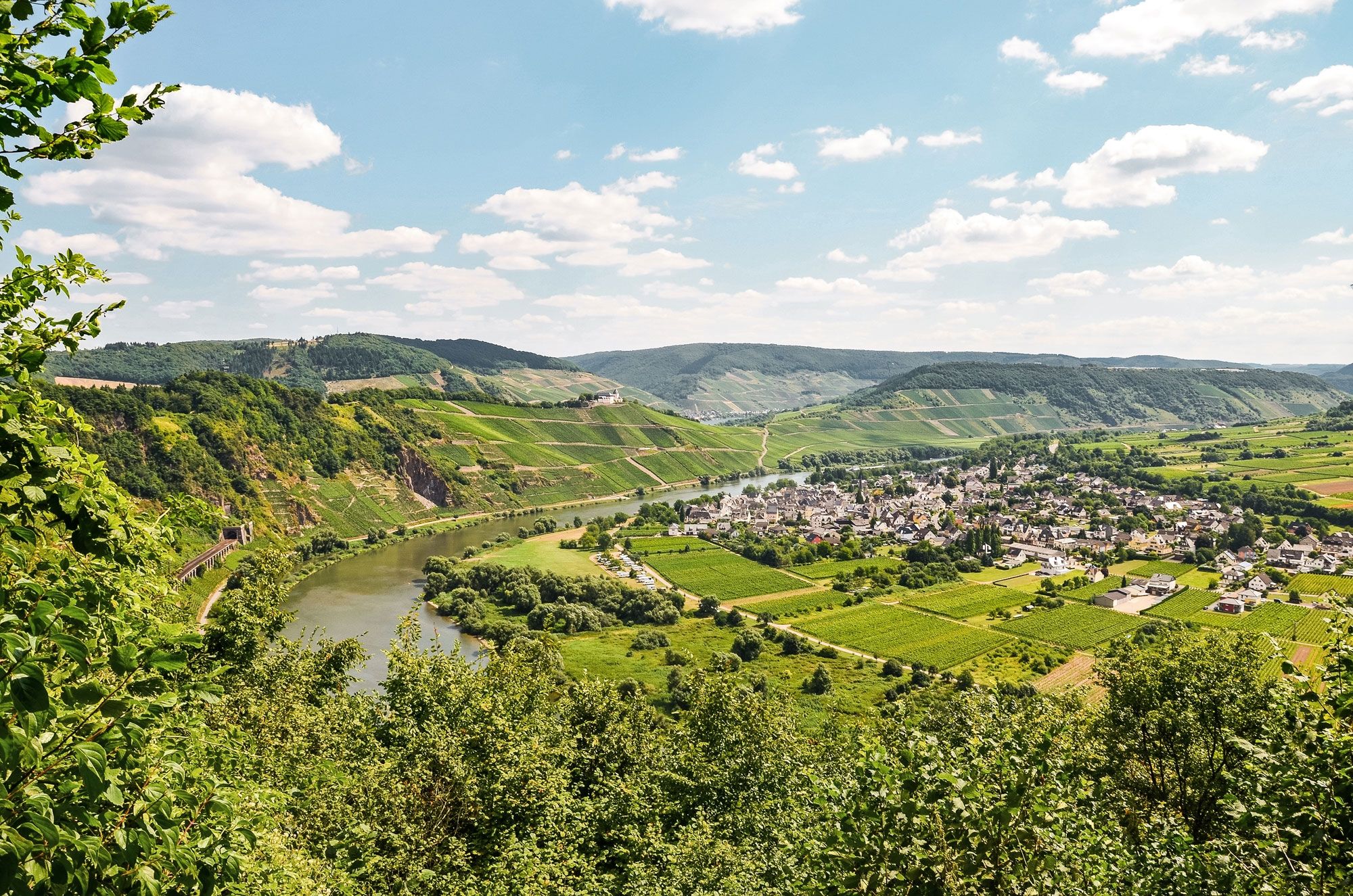 Tal mit Ortschaft Tal mit Ortschaft
