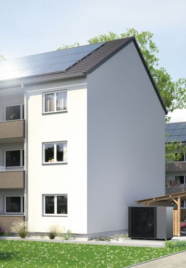 Mehrfamilienhaus mit Solar auf dem Dach im Grünen