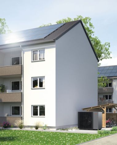 Mehrfamilienhaus mit Solar auf dem Dach im Grünen