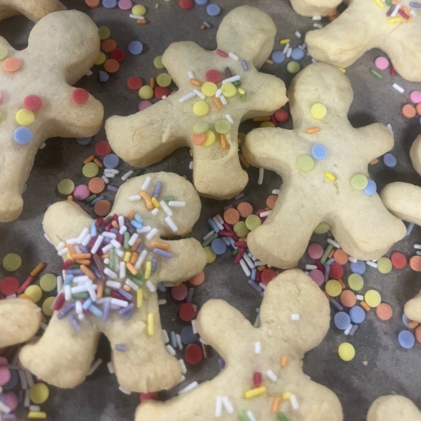 Die fertigen Plätzchen mit bunten Streuseln überzogen