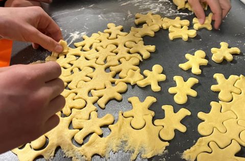 Teig, der gerade zu Plätzchen ausgestochen wird.