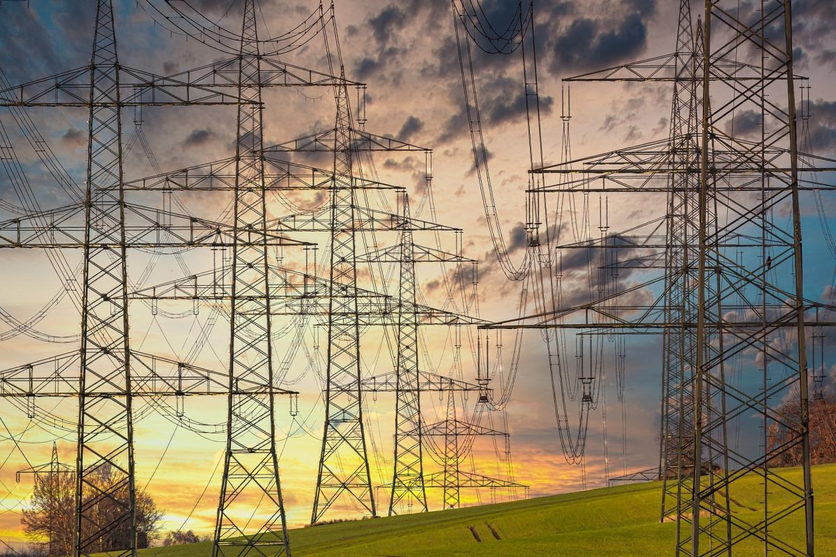 Die Strompreiskompensation für die energieintensive Industrie wurde ausgeweitet: Das Antragsverfahren startete Anfang April Hochspannungsmasten