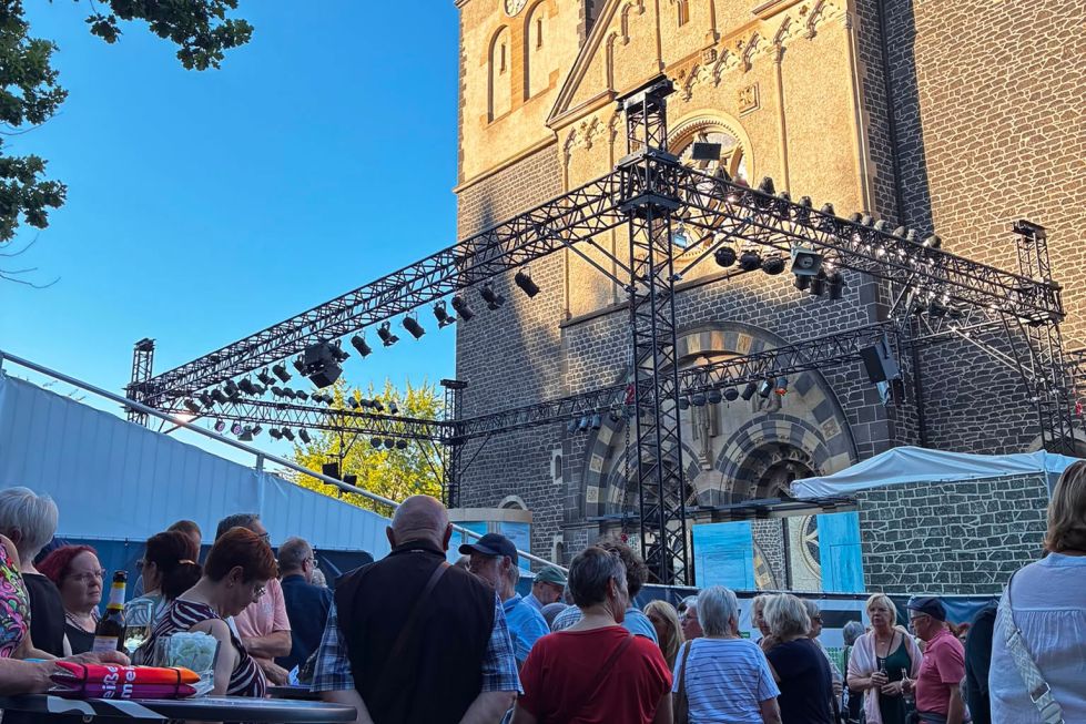 Unsere VIP-Gewerbekunden vor der Herz-Jesu-Kirche in der Abendsonne bei den Burgfestspielen Mayen