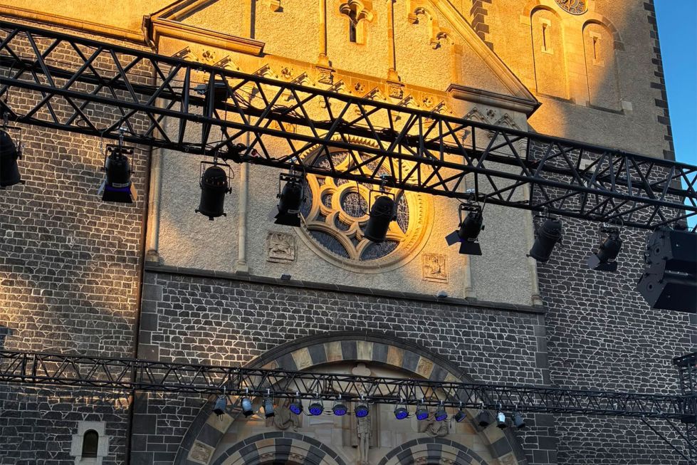 Außenansicht der Herz-Jesu-Kirche in der Abendsonne bei den Burgfestspielen Mayen