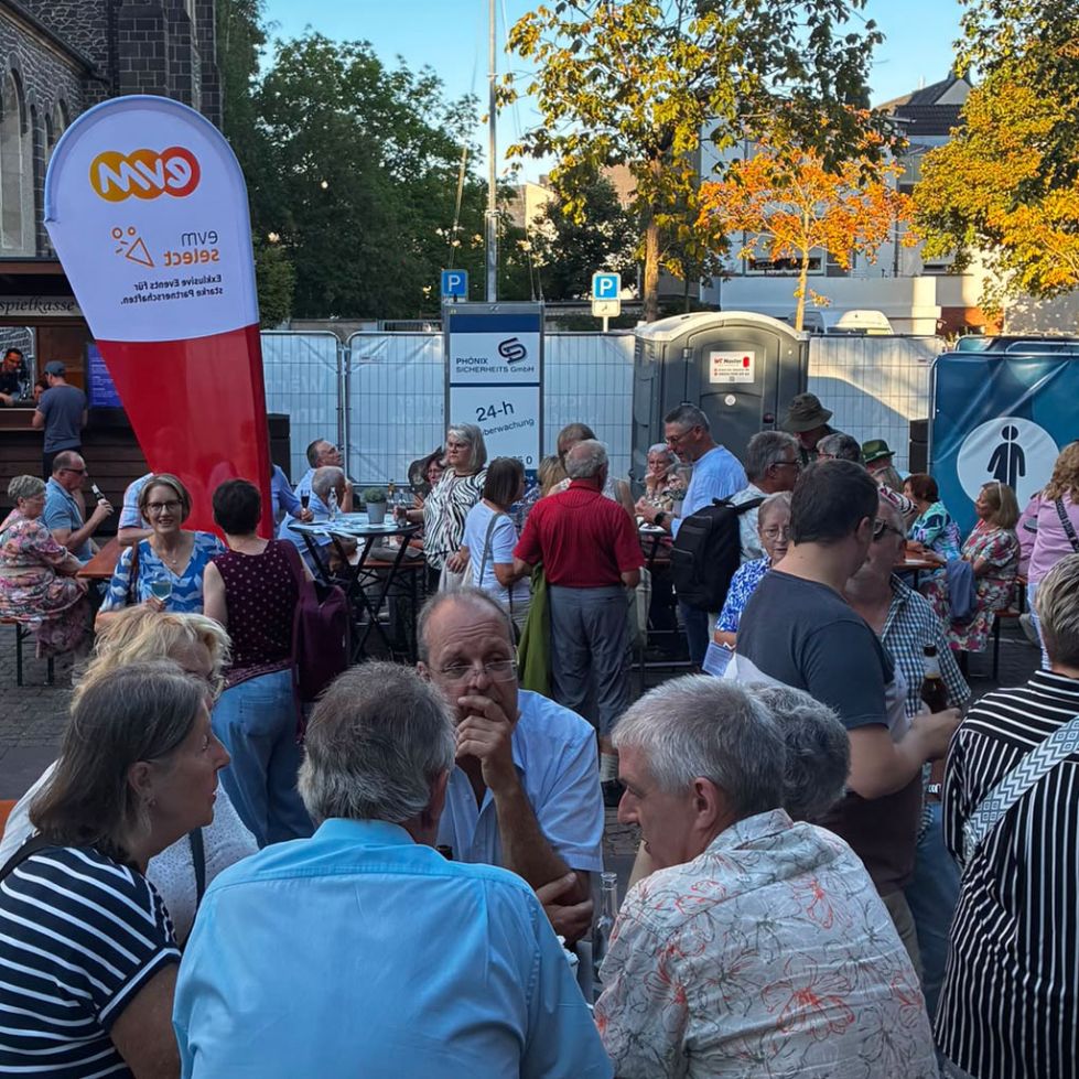 Unsere VIP-Gewerbekunden vor der Herz-Jesu-Kirche bei den Burgfestspielen Mayen