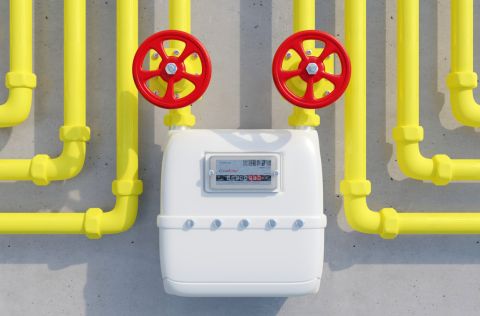 Gasspeicherumlage sinkt zum 01.07.2025 – profitieren Sie bereits automatisch davon? Erdgas-Hausanschlussverteilung. Verbrauchsmessung, Zähler und gelbe Rohrleitung vor Betonwandhintergrund, 3D-Rendering.